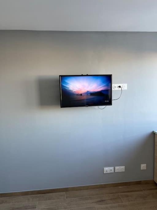 Apartament Super Studio En Face De La Gare De Miluza Zewnętrze zdjęcie